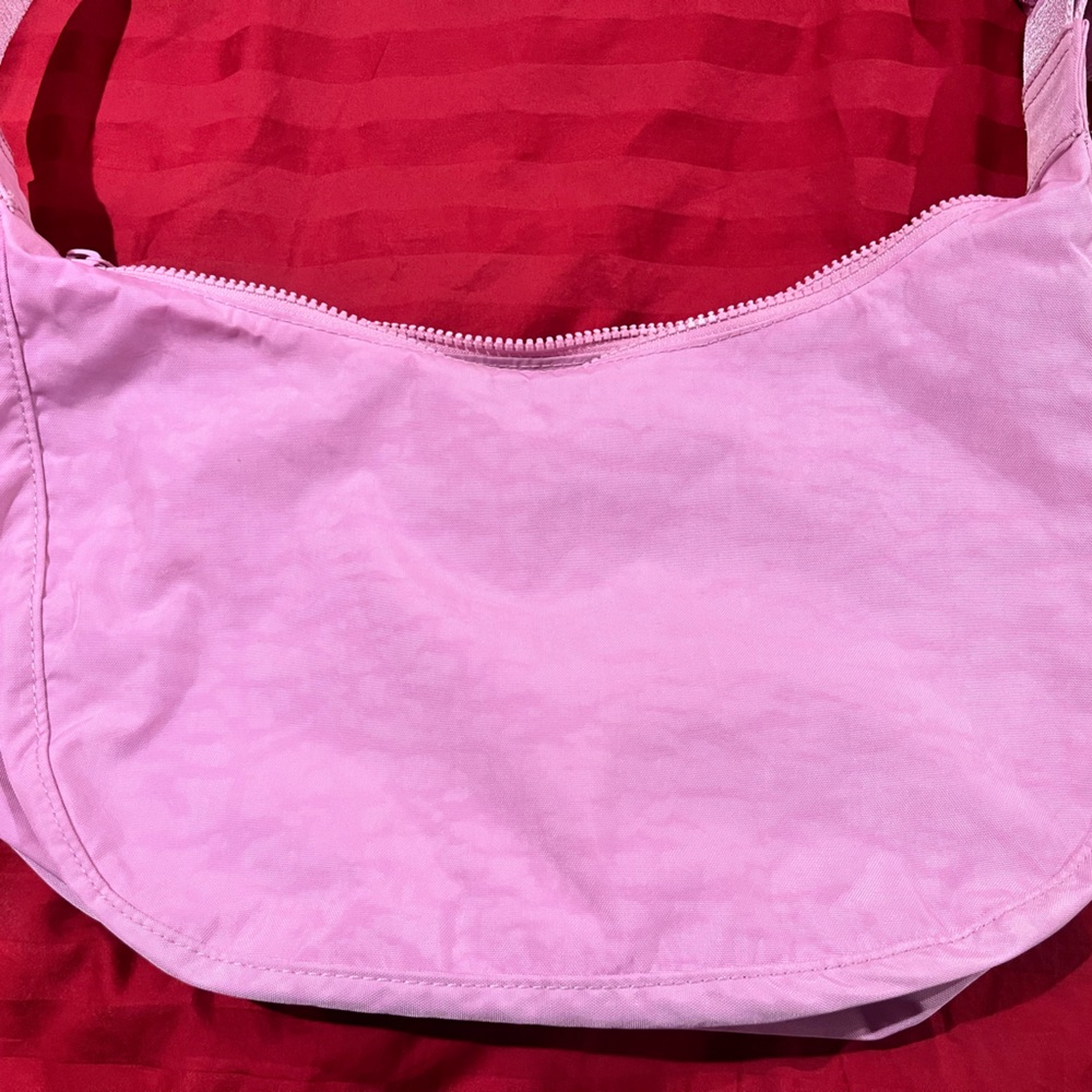 Baggu medium crescent bag in Peony.